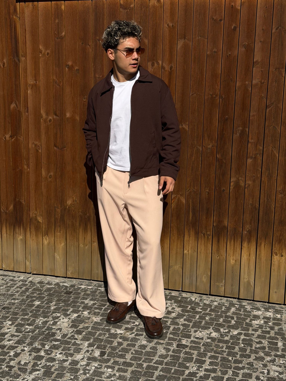 Образ Cocoa Fall: коричнева куртка CLEAN і бежеві брюки CLASSY