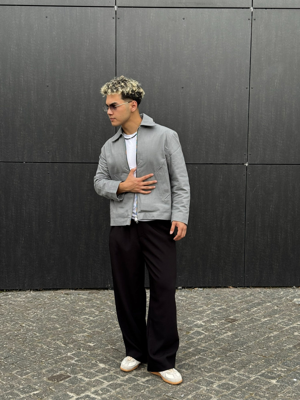 Образ Urban Grey: сіра куртка CLASSY і чорні брюки CLEAN